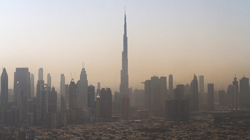Foto udara Dubai menunjukkan deretan gedung pencakar langit dengan latar gurun dan laut.