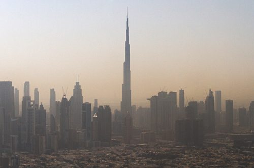 Foto udara Dubai menunjukkan deretan gedung pencakar langit dengan latar gurun dan laut.